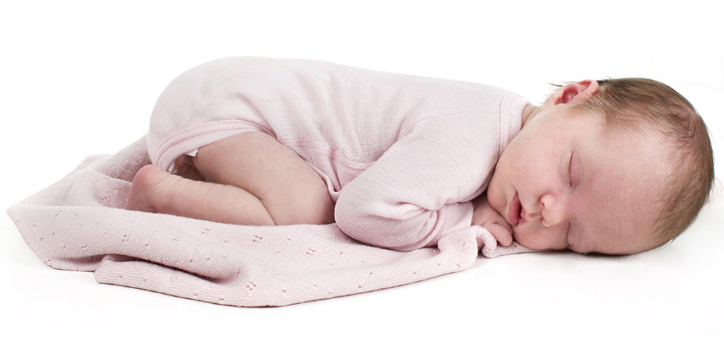 Baby - Barneklær i merinoull kan gi flere helsefordeler - IMG 2942 e1671612175585 barn som sover med natttøy i merinoull