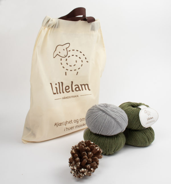 Lillelam_Strikkepakke_oliven Håndstrikkepakke Barn - Lillelam Strikkepakke oliven